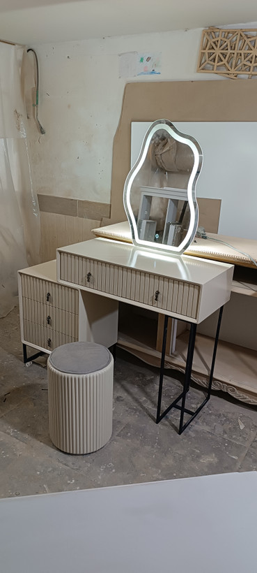 با پنج کشو جا دار با پایه های فلزی