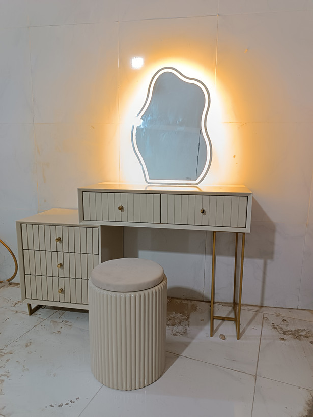 با پایه های فلزی رنگ طلایی